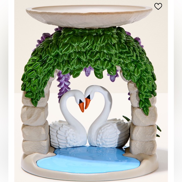 BBW SWAN BRIDGE PEDESTAL CANDLE HOLDER NWT - Picture 3 of 5